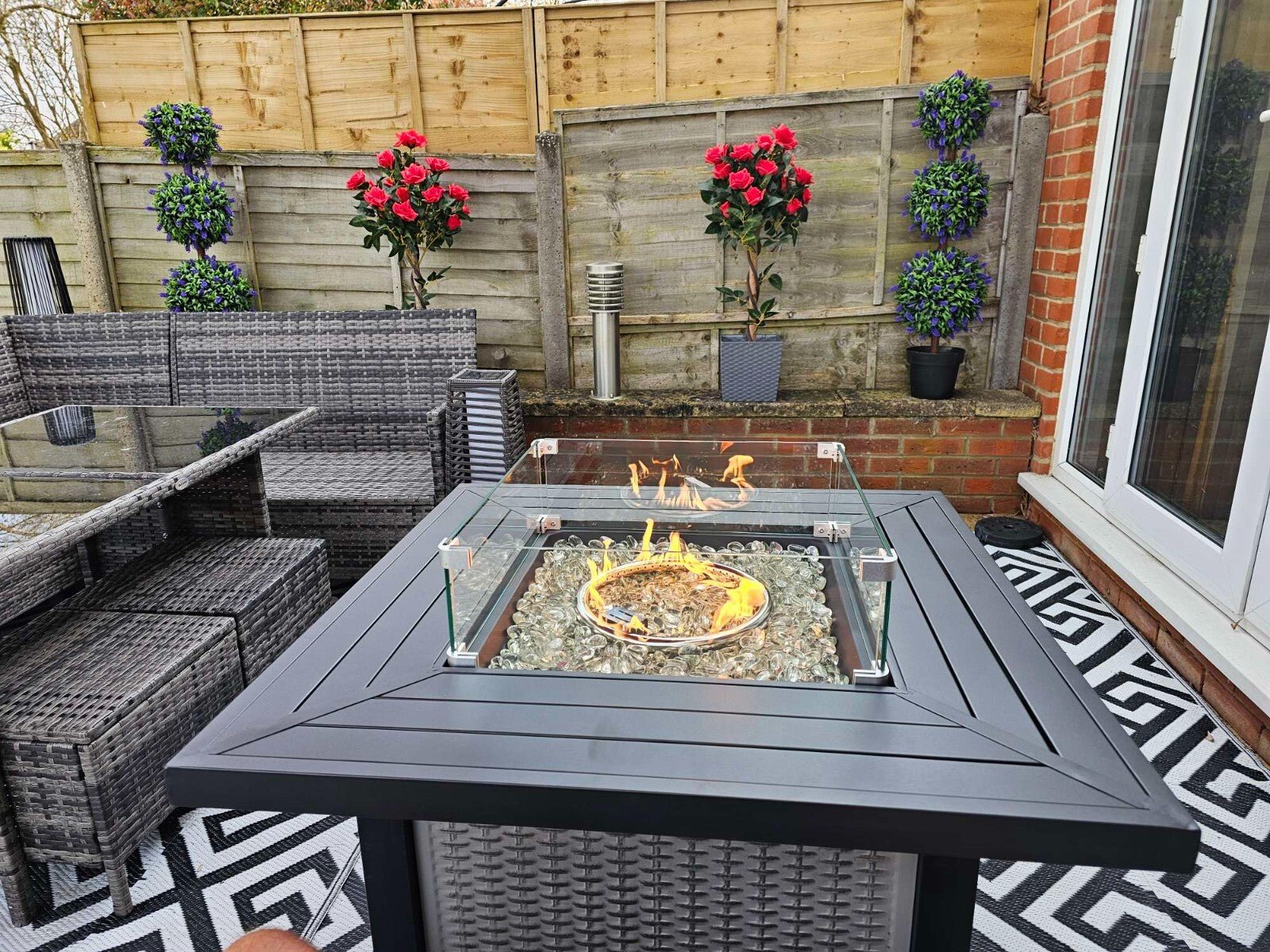 Square Rattan Gas Fire Pit Table w/ Glass Screen Lid Beads 50000 BTU 81x81x64cm - Home and Garden Furniture Shop - rustic - furniture